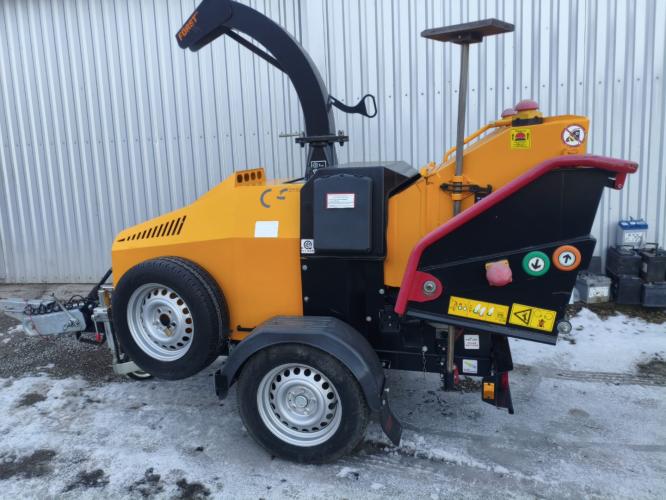 Prace na wysokości wycinka drzew z podnośnika Lubartów