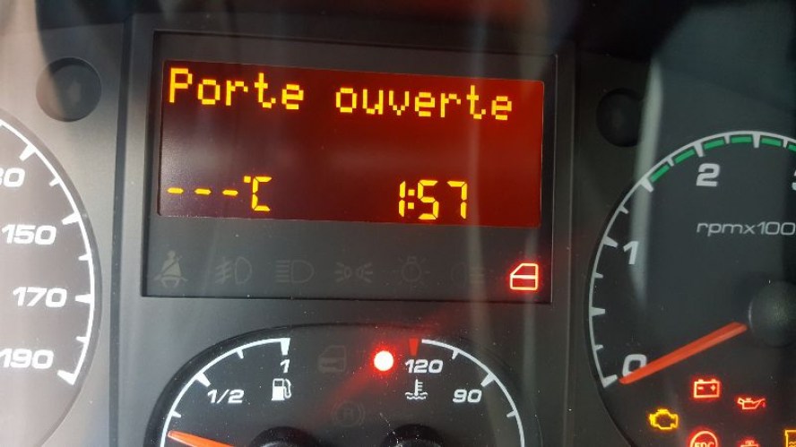 Prace na wysokości wycinka drzew z podnośnika Lubartów